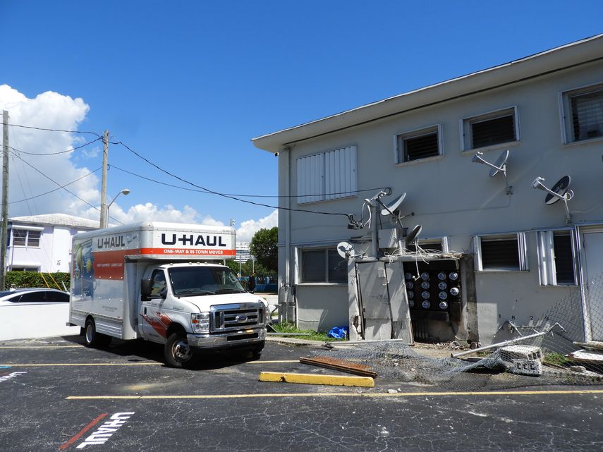 Camión rompe la tubería de gas de un condominio de Miami Beach. 