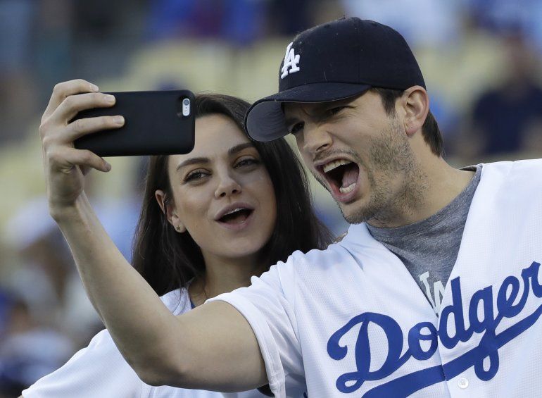 Ashton Kutcher y Mila Kunis se toman un selfie en un juego de b&eacute;isbol entre los Chicago Cubs y Los Angeles Dodgers.
