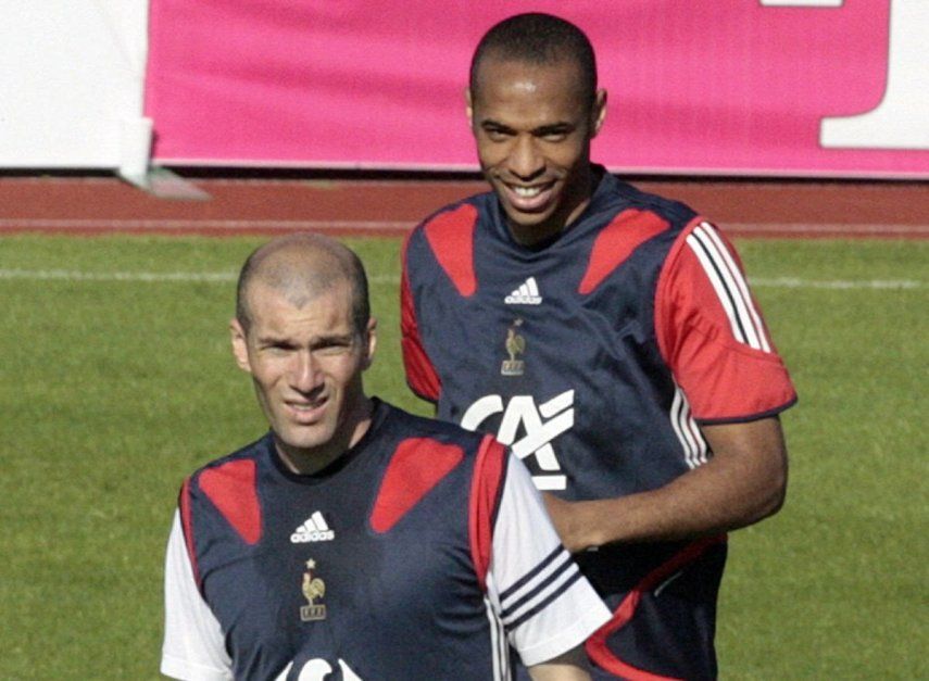 El centrocampista francés Zinedine Zidane (izq.) y el delantero Thierry Henry (der.) durante una sesión de entrenamiento el 10 de junio de 2006 en el estadio Weserbergland de Hamelin. Francia está en el grupo G con Suiza, la República de Corea y Togo, y jugará el 13 de junio contra Suiza en Stuttgart en su partido inaugural del torneo. &nbsp;