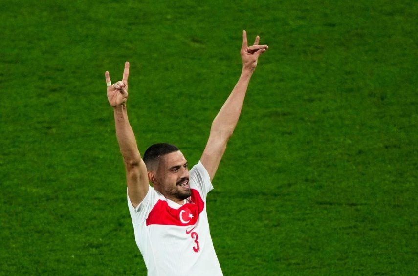 El turco Merih Demiral celebra tras anotar el segundo gol de su equipo en el encuentro de octavos de final ante Austria en la Eurocopa, el martes 2 de julio del 2024.&nbsp;