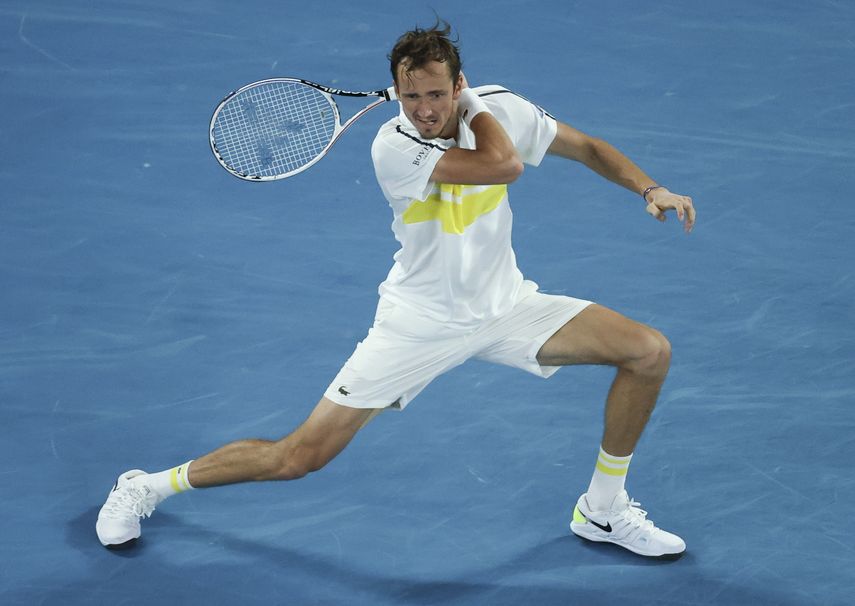 El tenista ruso Daniil Medvedev devuelve la bola al griego Stefanos Tsitsipas durante la semifinal del Abierto de Australia, en Melbourne, Australia, el 19 de febrero de 2021
