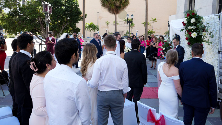 El secretario de las cortes de Miami-Dade, Juan Fernández Barquín, preside una ceremonia colectiva de matrimonios.