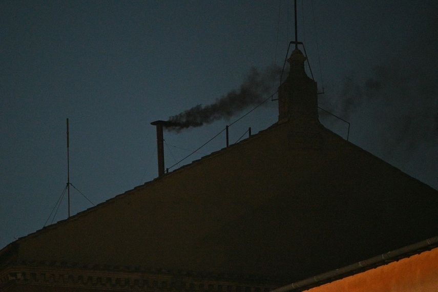Esta fotografía muestra humo negro saliendo de la chimenea de la Capilla Sixtina, lo que indica que los cardenales no lograron elegir un nuevo papa en la primera votación de su cónclave en el Vaticano el 7 de mayo de 2025. 