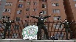 Agentes de la Polic&iacute;a en Bogot&aacute;, Colombia, imparten clases de Zumba a los vecinos de un barrio capitalino el 8 de abril de 2020.