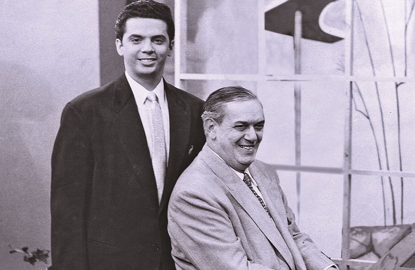 Imagen histórica que retrata al cantautor Pedro Román junto al laureado músico cubano al piano. (CORTESÍA)