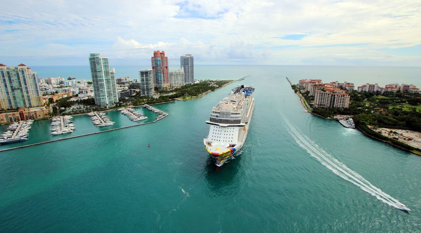 El Encore, de Norwegian Cruise Line, zarpando desde el puerto de Miami durante su viaje inaugural rumbo a Great Stirrup Cay, en las Bahamas.&nbsp;