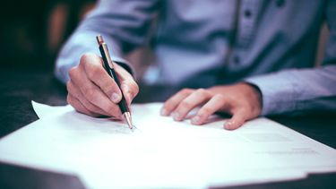 Miles de floridanos se aprestan a inscribirse para votar.