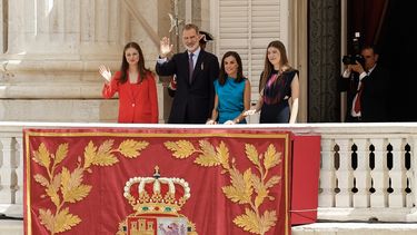 La princesa Leonor, el rey de España Felipe VI, la reina Letizia y la princesa Sofía saludan mientras asisten al relevo de la Guardia Real durante las conmemoraciones del décimo aniversario de la proclamación del Rey de España en el balcón del Palacio de Oriente o Palacio Real de Madrid el 19 de junio de 2024.