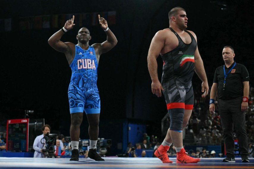 El cubano Mijaín López celebra luego de ganar su combate en los cuartos de final de los Juegos Olímpicos de París, el 5 de agosto de 2024. El cubano Mijaín López celebra luego de ganar su combate en los cuartos de final de los Juegos Olímpicos de París, el 5 de agosto de 2024.