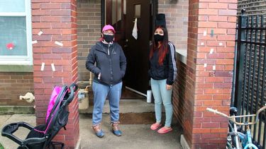 &nbsp; Er&eacute;ndira Mart&iacute;nez (izq) y su hija posan para una foto frente a su casa en Little Village, un barrio hispano que tiene uno de los &iacute;ndices de coronavairus m&aacute;s altos de Chicago. Mart&iacute;nez, su marido y su hija contrajeron el virus y se recuperaron.&nbsp;