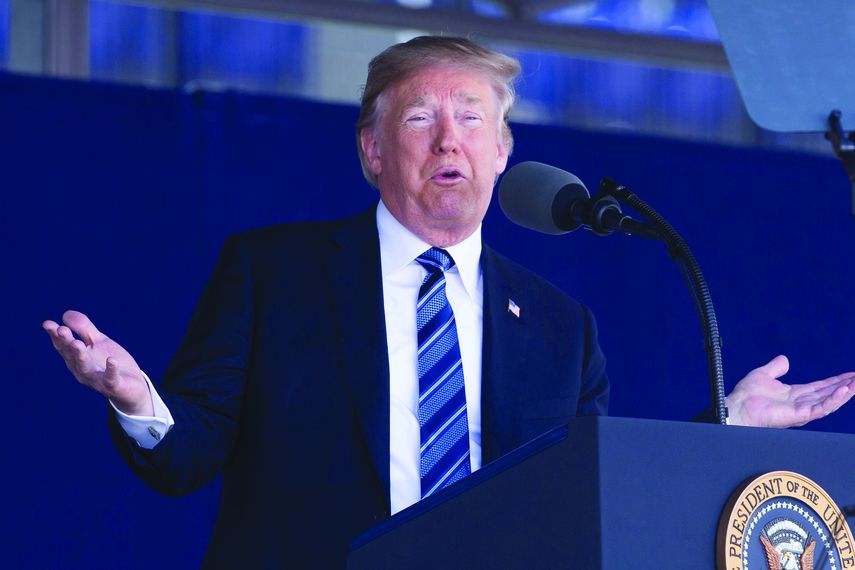 Donald Trump habla de las relaciones internacionales durante su discurso en la graduación de cadetes, en la Academia Naval de Annapolis.