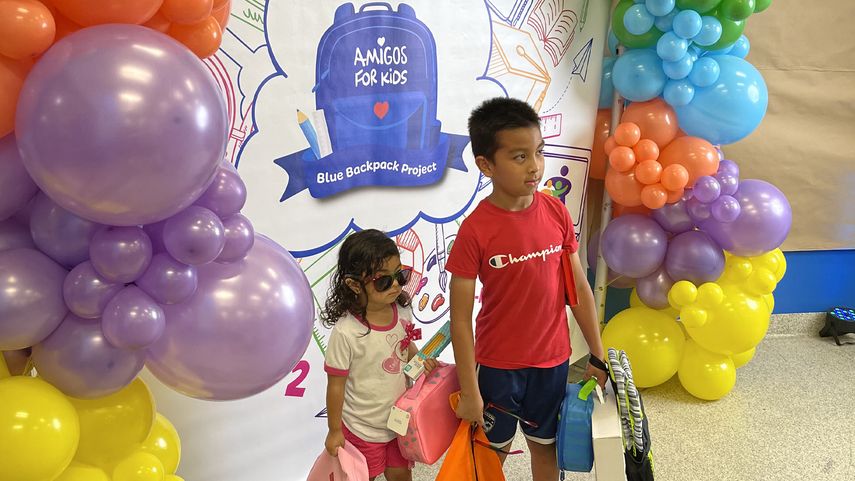 Los propios niños pudieron escoger el color y estilo de su mochila