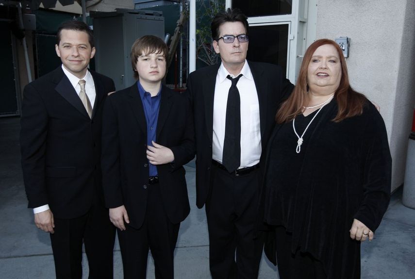 Jon Cryer, de izquierda a derecha, Angus T. Jones, Charlie Sheen y Conchata Ferrell aparecen en el backstage de los TV Land Awards el 19 de abril de 2009, en Universal City, California Ferrell, quien se hizo conocida por su papel de Berta, la ama de llaves en los programas de televisión  Dos hombres y medio ”, falleció.&nbsp;