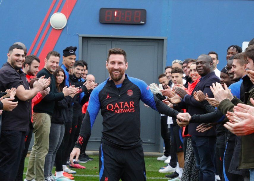 El argentino Lionel Messi fue recibido por sus compañeros del PSG