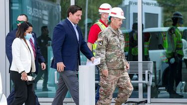El gobernador de Florida, Ron DeSantis, en el Centro de Convenciones de Miami Beach, el 8 de abril de 2020.