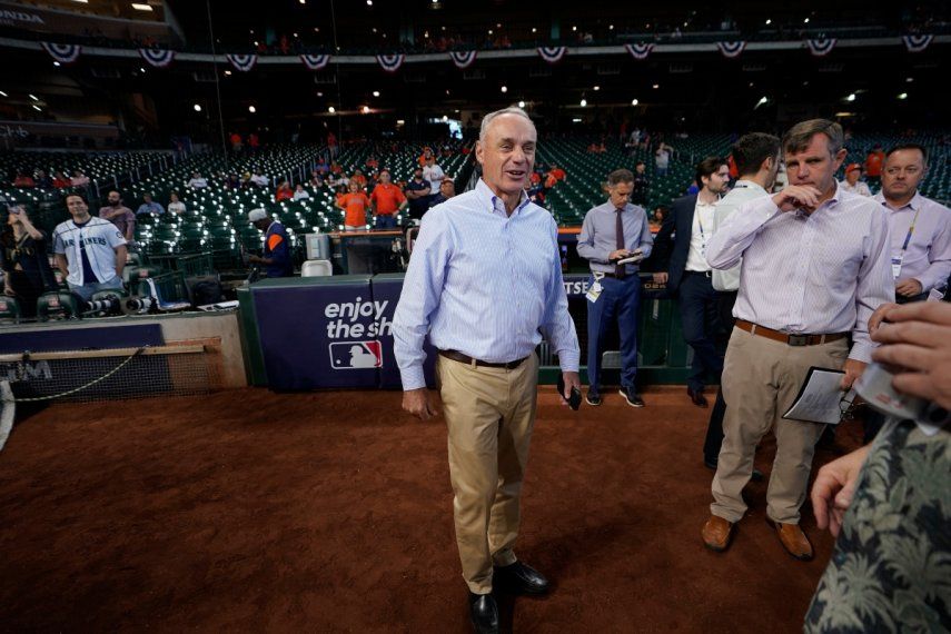 El Comisionado de las Grandes Ligas, Rob Manfred, camina sobre el terreno de juego antes de la celebración del segundo encuentro de la Serie Divisional de la Liga Americana entre los Astros y Marineros.