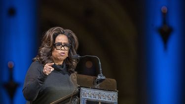 En esta fotograf&iacute;a de archivo del 21 de noviembre de 2019 Oprah Winfrey habla durante un homenaje para Toni Morrison en la Catedral St. John the Divine en Nueva York.&nbsp;