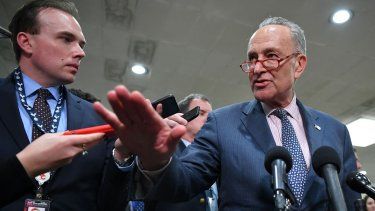 El líder de la minoría en el Senado de EEUU, Chuck Schumer, es entrevistado por los periodistas.