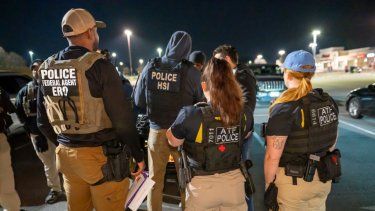 Agentes de la policía federal arrestan a un inmigrante indocumentado como parte de los operativos contra el crimen transnacional.&nbsp;