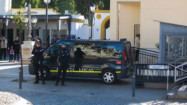 Vista general del tanatorio de la barriada malagueña de El Palo, donde permanecen los padres de Julen y en cuyo exterior han acudido decenas de vecinos.