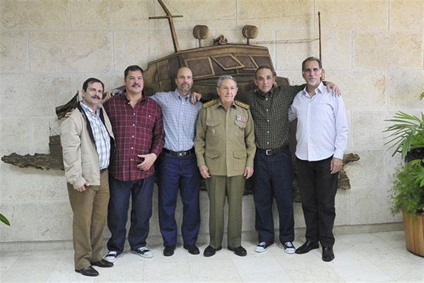 Los agentes junto al gobernante cubano Raúl Castro. (EFE)