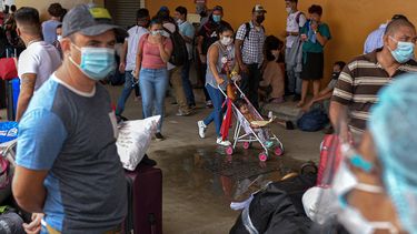 Los nicaraguenses están en el terminal de Albrook, desde donde salen los autobuses hacia otros países de Centroamérica
