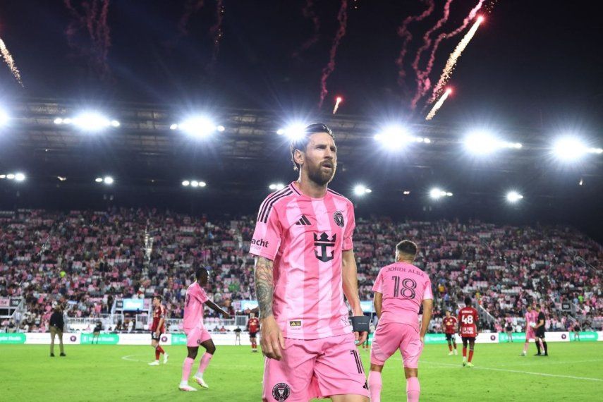 El argentino Lionel Messi, del Inter Miami, abandona la cancha después de una victoria de su club, el 3 de mayo de 2025.