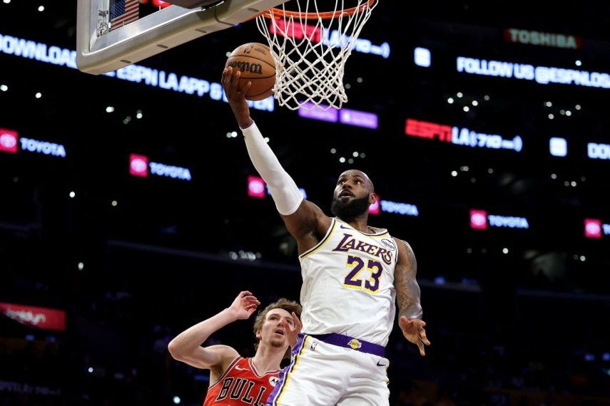 LeBron James, de los Lakers de Los Ángeles, se estira para encestar el balón en un partido contra los Bulls de Chicago, el 22 de marzo de 2025.