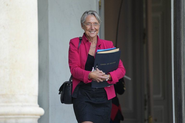 La primera ministra de Francia Elisabeth Borne saluda a la prensa al dejar el Palacio del Elíseo tras una reunión del gabinete el 29 de julio del 2022. 