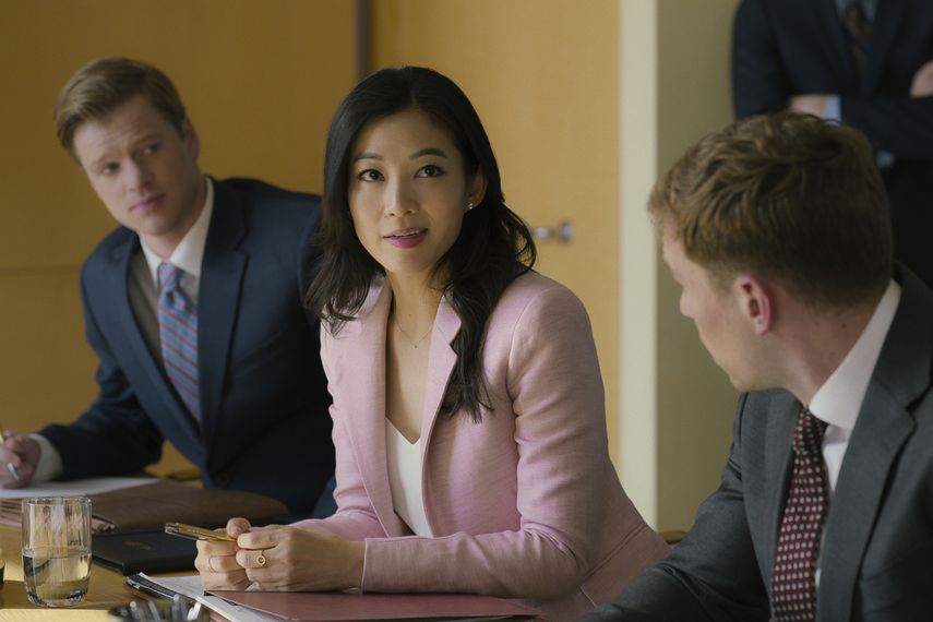En esta imagen proporcionada por Netflix Arden Cho como Ingrid Yun, centro, en una escena de Partner Track.