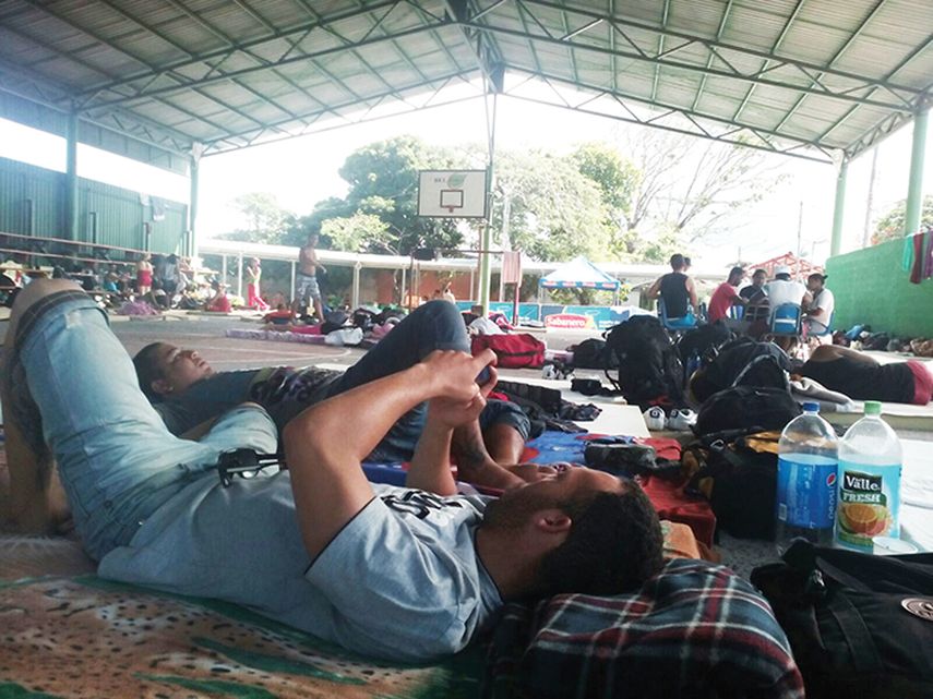Un grupode cubanos en un albergue en un colegio de La Cruz, Guanacaste, 20 km al sur de Peñas Blancas. (Esdrey Roura)