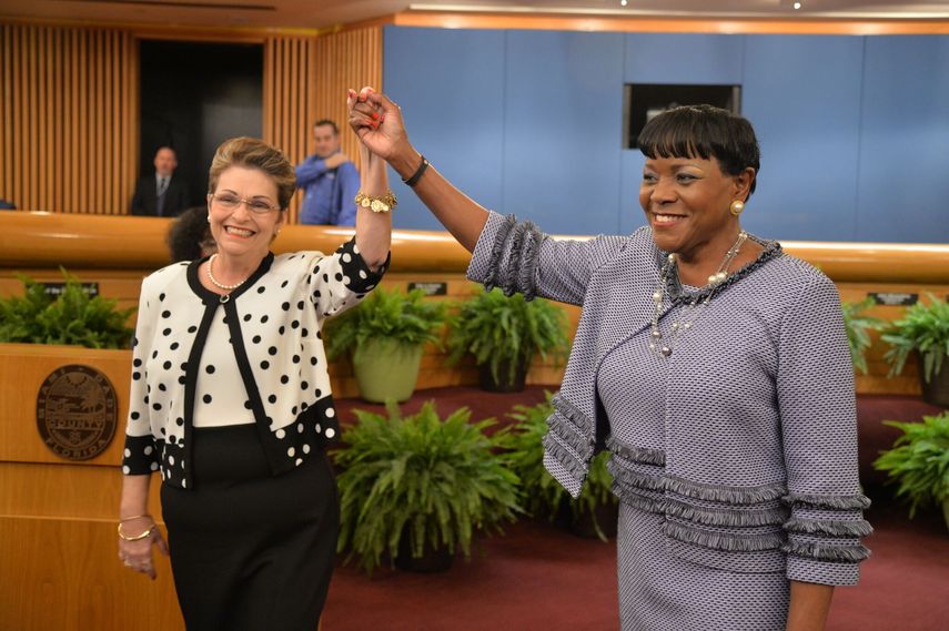 Rebeca Sosa (Izq.) y Audrey Edmonson se posesionaron hoy como vicepresidenta y presidenta, respectivamente, de la Comisión del Condado Miami-Dade