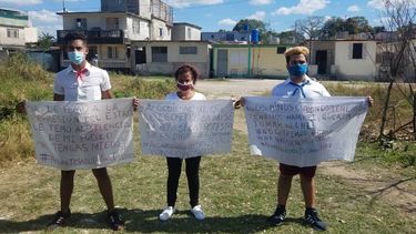 Jorge Luis Capote Arias, Anyell Valdés Cruz y Adrián Rubio Santos durante una protesta en Cuba.&nbsp;