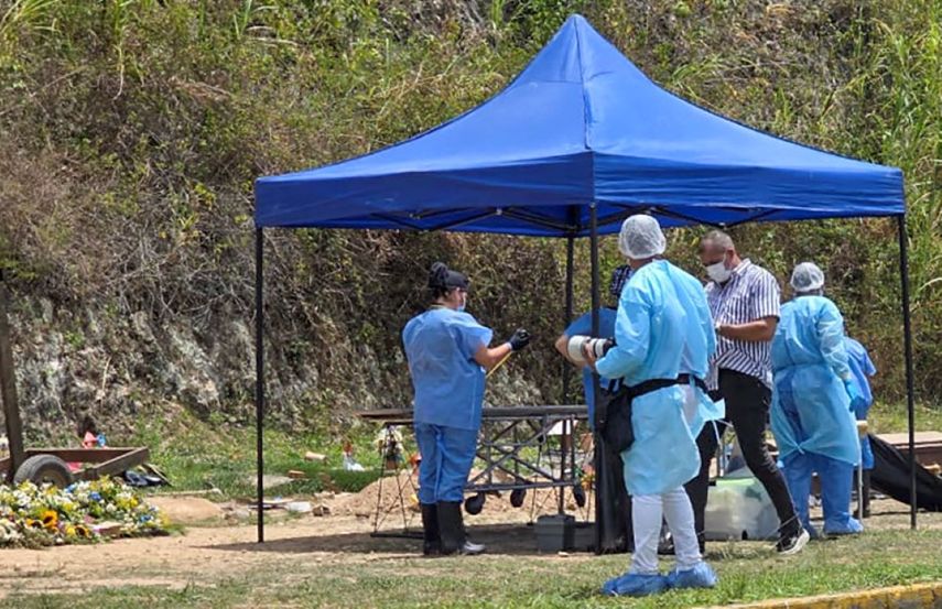 El 8 de mayo de 2026, peritos forenses exhumaron el cuerpo del preso político Víctor Navas en el cementerio Parque Jardín La Puerta, en Caracas. El Ministerio de Prisiones de Venezuela reconoció el 7 de mayo la muerte bajo custodia del preso político, casi un año después de su fallecimiento y tras meses de búsqueda por parte de su madre. Víctor Hugo Quero Navas, de 51 años, fue arrestado en enero de 2025 acusado de terrorismo, un cargo utilizado habitualmente para encarcelar a disidentes durante el régimen del depuesto disctador Nicolás Maduro.