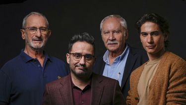 De izquierda a derecha, Gustavo Zerbino, el director J. A. Bayona, el escritor Pablo Vierci, y el actor Enzo Vogrincic posan para un retrato para promover la película La sociedad de la nieve el viernes 27 de octubre de 2023, en Los Ángeles.