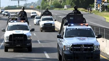 Varias patrullas de la Guardia Civil de México escoltan un camión cargado de Limones en Apatzingan, en el estado mexicano de Michoacán, el 20 de septiembre de 2023