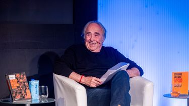 El cantante, compositor y artista Joan Manuel Serrat durante la mesa redonda Las venas abiertas de la memoria: homenaje a Eduardo Galeano, en Casa de América, el 9 de abril de 2025, en Madrid (España).