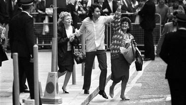 En esta foto del 19 de octubre de 1989, Gerry Conlon, al centro, tras quedar en libertad luego de permanecer encarceldo por error por un atentdo del ERI en una taberna de Guilford, en Londres. Conlon, cuya historia inspiró una película nominada a los O