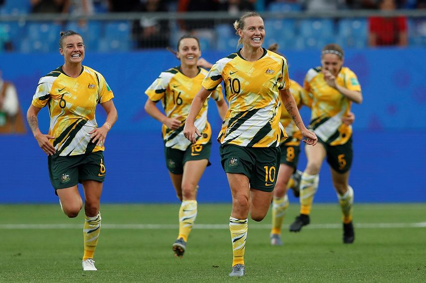 Las jugadoras de la selección australiana celebran la victoria al término del partido ante Brasil.