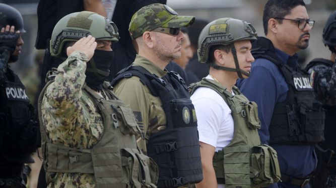 El presidente ecuatoriano, Daniel Noboa (segundo a la derecha), participa en una operación de seguridad contra el narcotráfico en Ecuador, el 17 de julio de 2024.