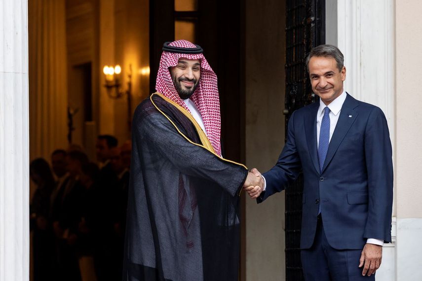 El primer ministro griego Kyriakos Mitsotakis, derecha, estrecha la mano del príncipe heredero de la corona saudí Mohammed bin Salman en una ceremonia en Atenas, el 26 de julio del 2022.&nbsp;