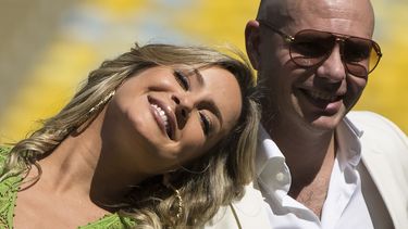 Claudia Leitte junto al rapero Pitbull. (AP)