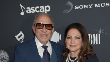 Emilio y Gloria Estefan posan en la alfombra negra de Premios La Musa 2025.