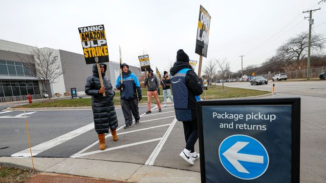Miembros del sindicato de The Teamsters representan la huelga en una de las instalaciones de Amazon.