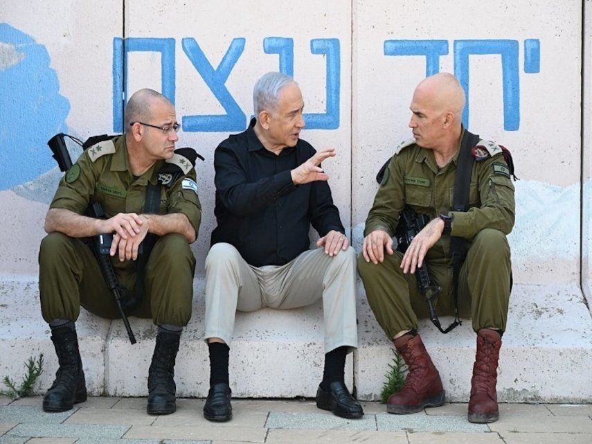 El primer ministro israelí, Benjamin Netanyahu, junto a dos altos mandos de las Fuerzas Armadas de Israel.