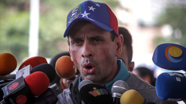 Capriles, gobernador de Miranda (centro) y dos veces candidato presidencial, llamó a sus simpatizantes a participar en esta jornada&nbsp;