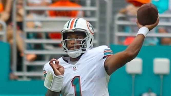 Tua Tagovailoa demuestra que es un buen conductor de la ofensiva de los Dolphins.