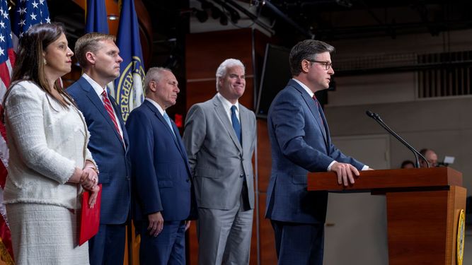 El presidente de la Cámara de Representantes de EEUU, Mike Johnson, con un grupo de representantes republicanos.
