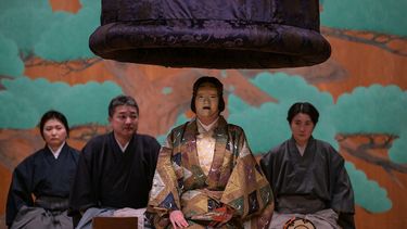 Esta foto tomada el 27 de febrero de 2024 muestra a Mayuko Kashiwazaki (segunda derecha) actuando durante un ensayo general de Dojoji, un famoso drama tradicional japonés de Noh sobre la venganza de una mujer traicionada, presentado artistas de la escuela Komparu de Noh en el Festival Nacional de Noh.
