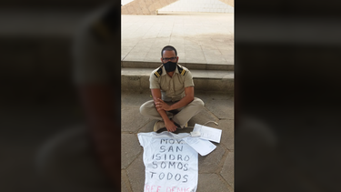 Sentado en la calle y con una camiseta en apoyo al Movimiento San Isidro, Omar Torres denunció el asedio a que son sometidos quienes piensan diferente en Cuba, y poco después fue agredido por un agente de la Seguridad del Estado de Cuba.&nbsp;